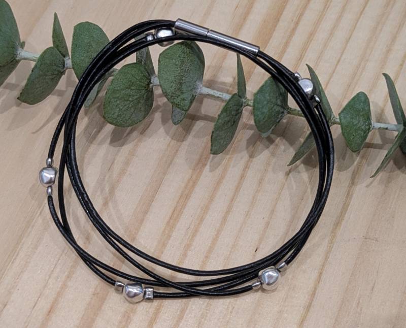 Wickelarmband Leder Mit Silberfarbenen Metallperlen Und Bajonettverschluss Wickelarmband Leder Mit Silberfarbenen Metallperlen Und Bajonettverschluss von RevierSchmuck