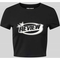 Review Cropped T-Shirt mit Label-Print in Black, Größe S von Review