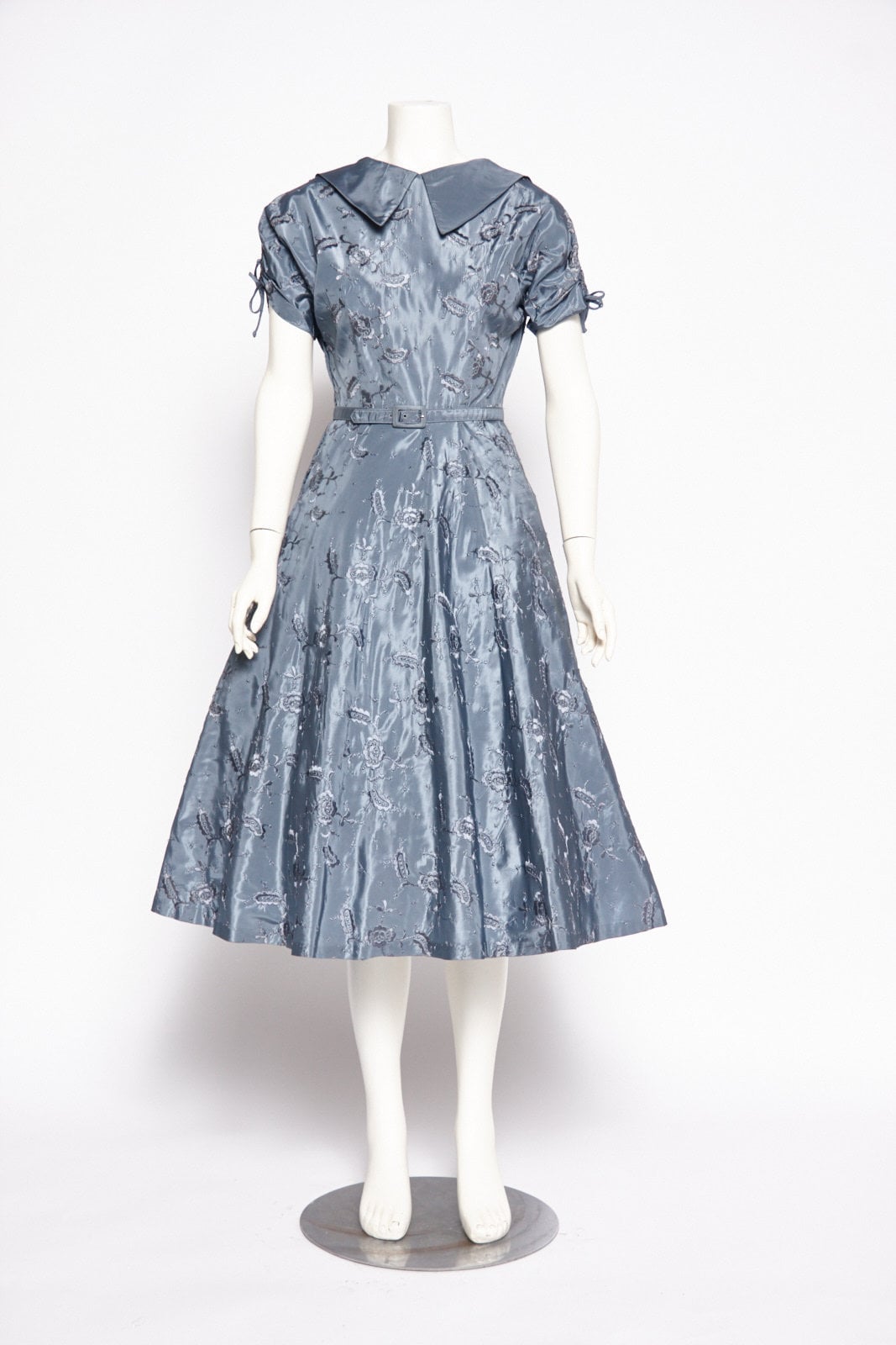 Blaues Kleid Aus Taft Vintage 1950Er Jahre Revival Vintage Boutique Blaues Kleid Aus Taft Vintage 1950Er Jahre Revival Vintage Boutique von RevivalVintageBoutiq