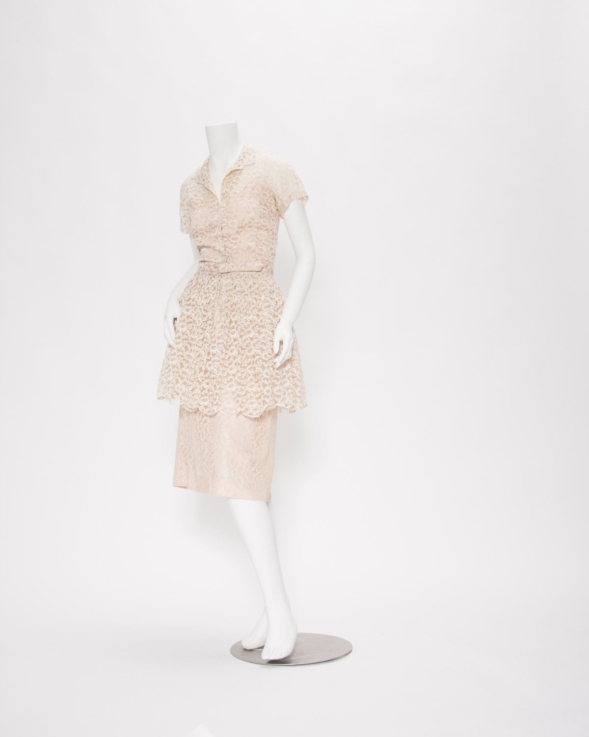 1940Er Jahre Spitzen-Schößchen-Kleid 1940Er Jahre Spitzen-Schößchen-Kleid von RevivalVintageBoutiq