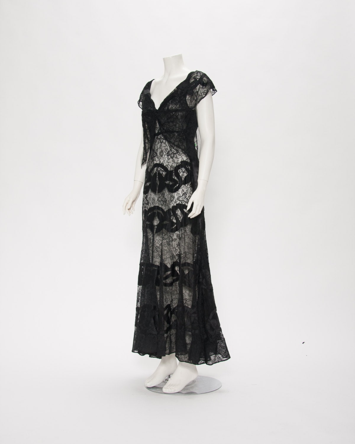 Schwarzer Transparenter Floraler Spitze Mit Applikation Vintage 1930Er Jahre Revival Vintage Boutique Schwarzer Transparenter Floraler Spitze Mit Applikation Vintage 1930Er Jahre Revival Vintage Boutique von RevivalVintageBoutiq