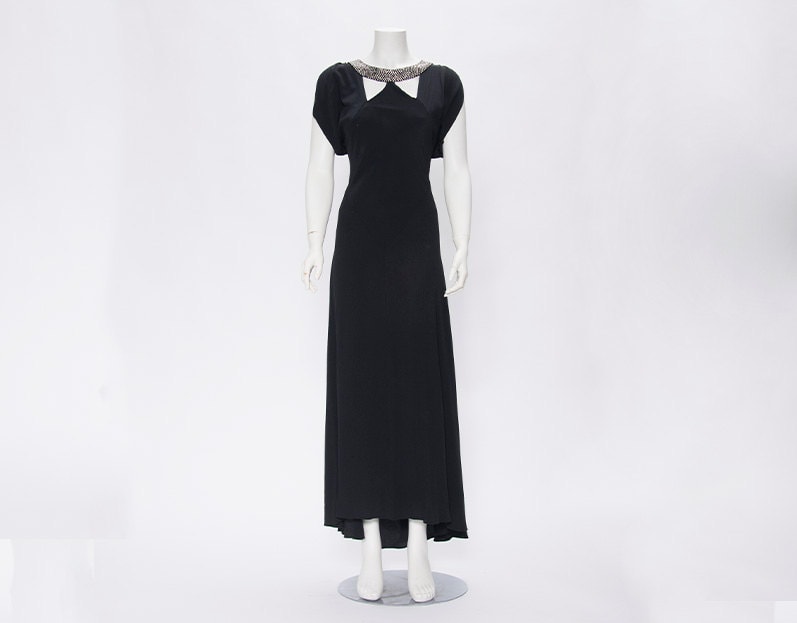Schwarzes Kleid Aus Crêpe Mit Strass-Ausschnitt Vintage 1920's-30 Revival Vintage Boutique von RevivalVintageBoutiq