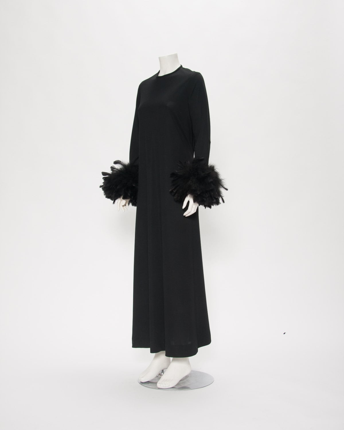 Schwarzes Kleid Mit Maribu Bündchen Vintage 1960Er Jahre Revival Vintage Boutique Schwarzes Kleid Mit Maribu Bündchen Vintage 1960Er Jahre Revival Vintage Boutique von RevivalVintageBoutiq