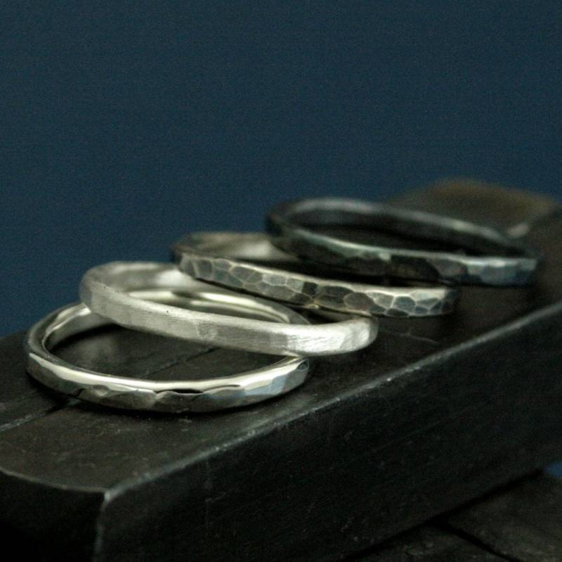 Dünne Band Gehämmert Lava Sterling Silber Ring Frauen Ehering Oxidiertes Voll Runder von RevolutionBA