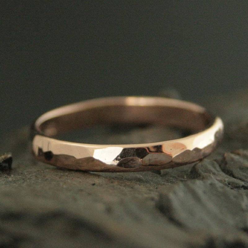 Gehämmert Rosegold Ring Damen Ehering Herren Gehämmert 2, 5 Mm Breit Band von RevolutionBA