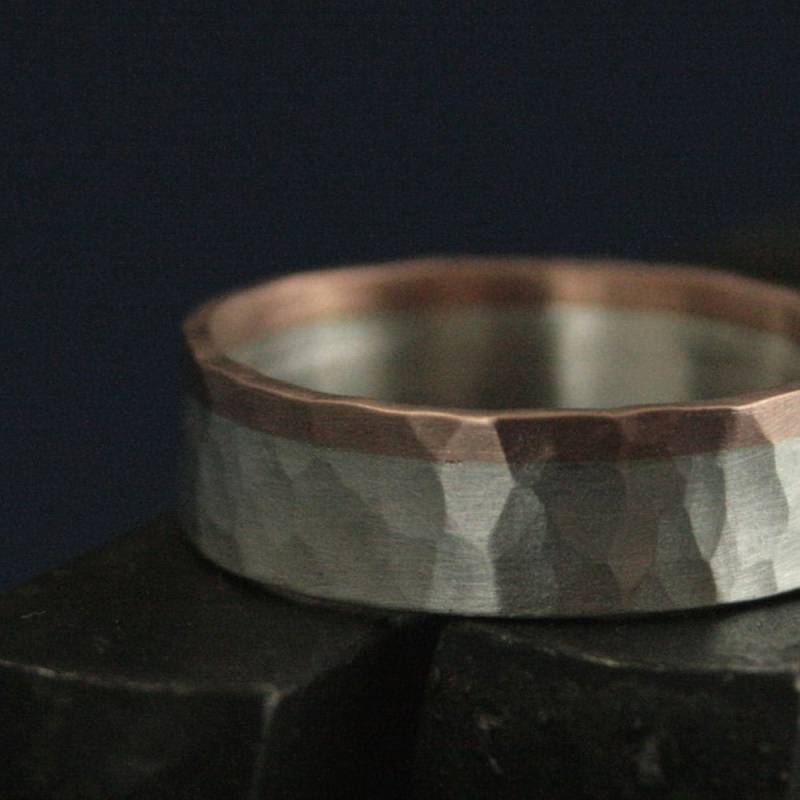 Gehämmerte Zweifarbige Band Bimetall Ehering Flache Ring Rustikale Hochzeit Gehämmert Ring-Nach Größe Ihrer Wahl Von Gold von RevolutionBA