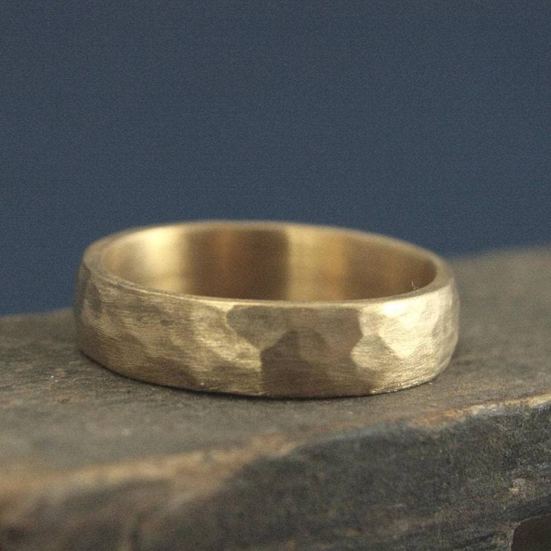 Gehämmerter Gold Ehering Perfekte Gehämmerte 5 Mm Band Massiver 14K Herrenring Rustikale Ihre Wahl An Goldfarbe Rustikaler Ring von RevolutionBA