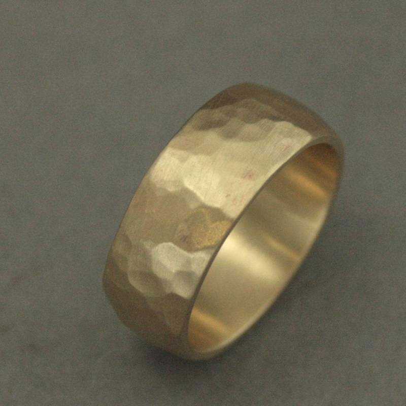 Gehämmerter Herrenring 14K Goldband 8 Mm Breites Band Herren Gehämmerte Trauringe Ehering Rustikaler Gehämmert von RevolutionBA
