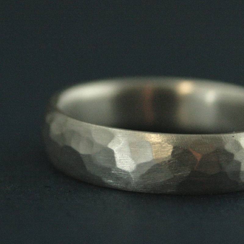 Gehämmertes Band Komfort Fit Ring Herrenring Bräutigam Robuster 5 Mm Herren Ehering Recycling-Goldband 14K Robustes von RevolutionBA