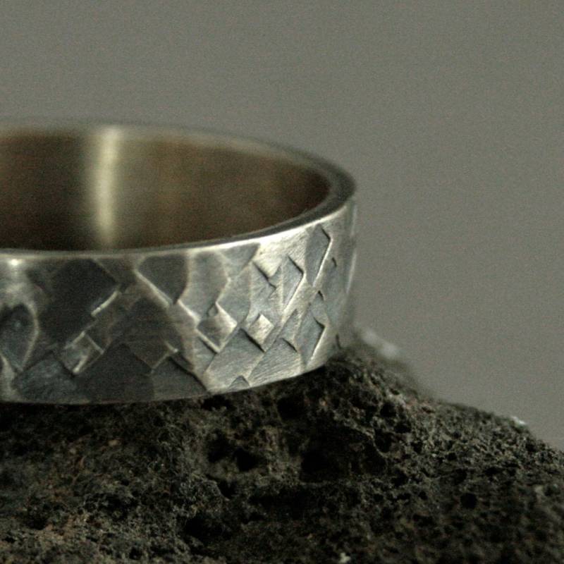 Gehämmertes Silber Band Zion Rustikaler Herrenring Sterling Herren Ehering 6 Mm Breit Gehämmerter Ring Brutalist von RevolutionBA