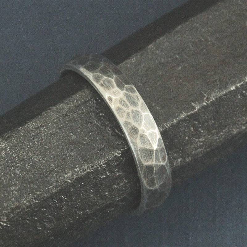 Herren Band Gehämmert Herrenring 4 Mm Rustikaler Silberring Ehering Oxidiertes Silber Für Sie Versprechen Ring Ihn von RevolutionBA