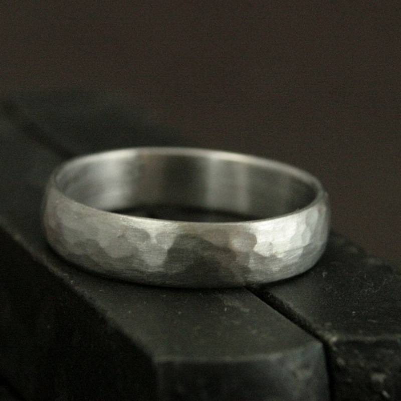 Herren Ehering 14K Weißgold Band Perfekt Gehämmert 5 Mm Breit Goldring von RevolutionBA