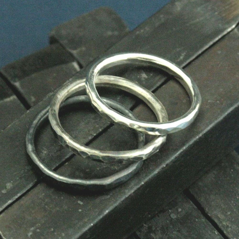 Ombre Trio - Silber Stacker Ringe 3Er Set 2 Mm Dünne Massive Sterling Bänder Handgemachtes Gehämmertes Stacking von RevolutionBA