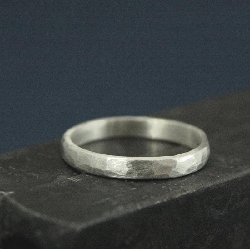 Perfekte Gehämmerte 2, 5 Mm Band Damen Silber Ehering Einfache Und Einzigartige Massiv Sterling Rustikale von RevolutionBA