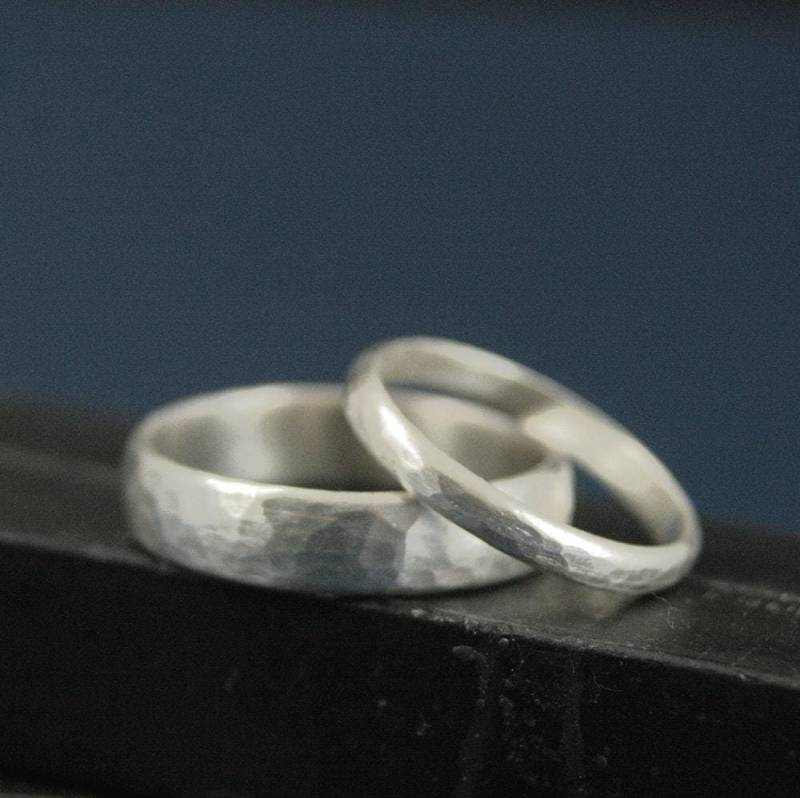 Perfekte Gehämmerte Bands Seine Und Sie Silber Eheringe Ehering Set Einfache Einzigartige Solide Sterling von RevolutionBA