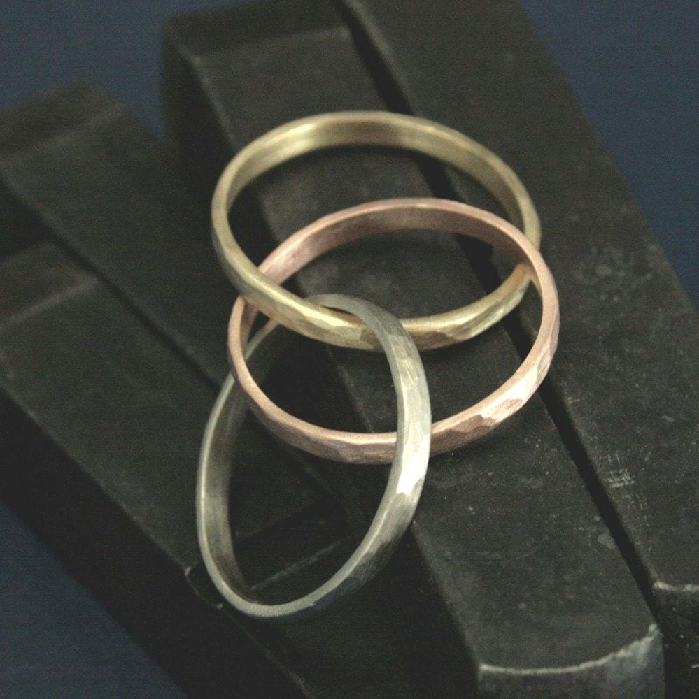 Tri-Color Rolling Ring Gehämmerte Bänder 2, 5 Mm Breit Solide 14K Gelb-, Rosé - Und Weißgoldringe Ineinander Greifenringe Triple Bands Triplet Ringe Tri-Color Rolling Ring Gehämmerte Bänder 2, 5 Mm Breit Solide 14K Gelb-, Rosé - Und Weißgoldringe Ineinander Greifenringe Triple Bands Triplet Ringe von RevolutionBA