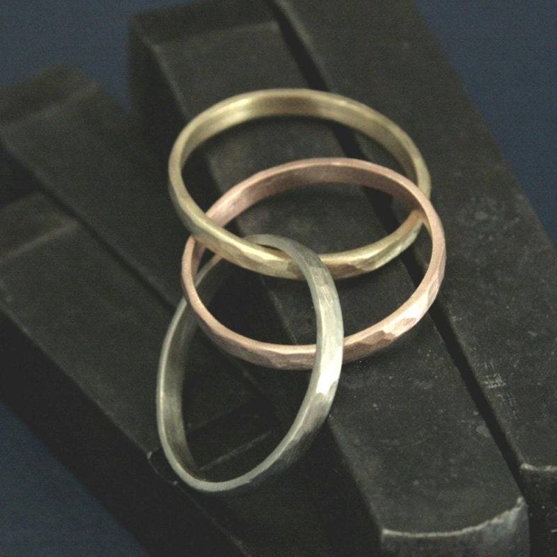 Tri-Color Rolling Ring Gehämmerte Bänder 2, 5 Mm Breit Solide 14K Gelb-, Rosé - Und Weißgoldringe Ineinander Greifenringe Triple Bands Triplet Ringe von RevolutionBA