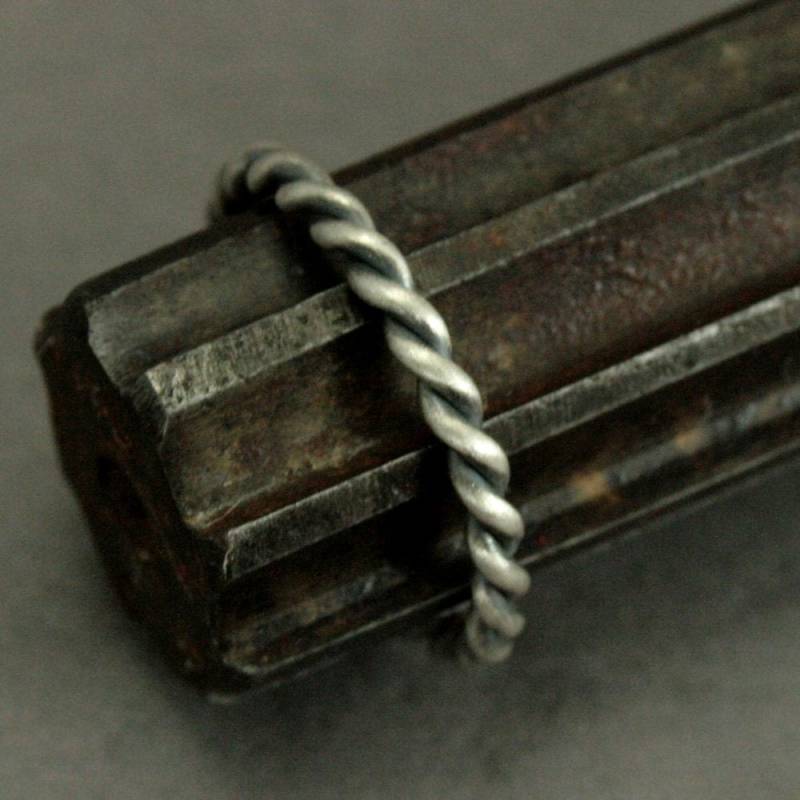Twist & Shout - Großer Twist-Stacking-Ring Gemustertes Sterling Silber-Stacking-Band Breites Twist-Musterband Dicker Twist-Ring Handgemacht von RevolutionBA