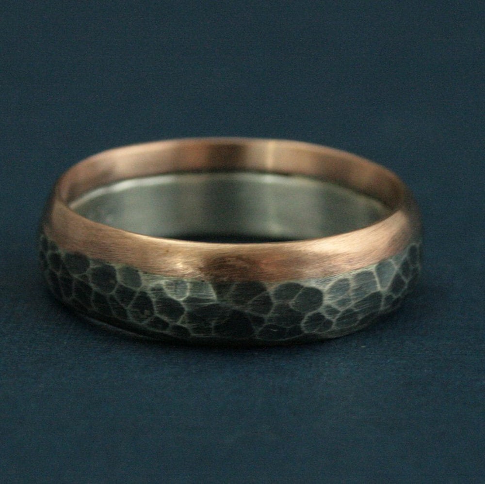 Zweifarbiges Gehämmertes Band Revolution Ring 14K Rose Gold Und Silber Steampunk Gehämmert Oxidiertes Herren Ehering von RevolutionBA
