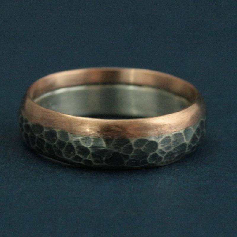 Zweifarbiges Gehämmertes Band Revolution Ring 14K Rose Gold Und Silber Steampunk Gehämmert Oxidiertes Herren Ehering von RevolutionBA