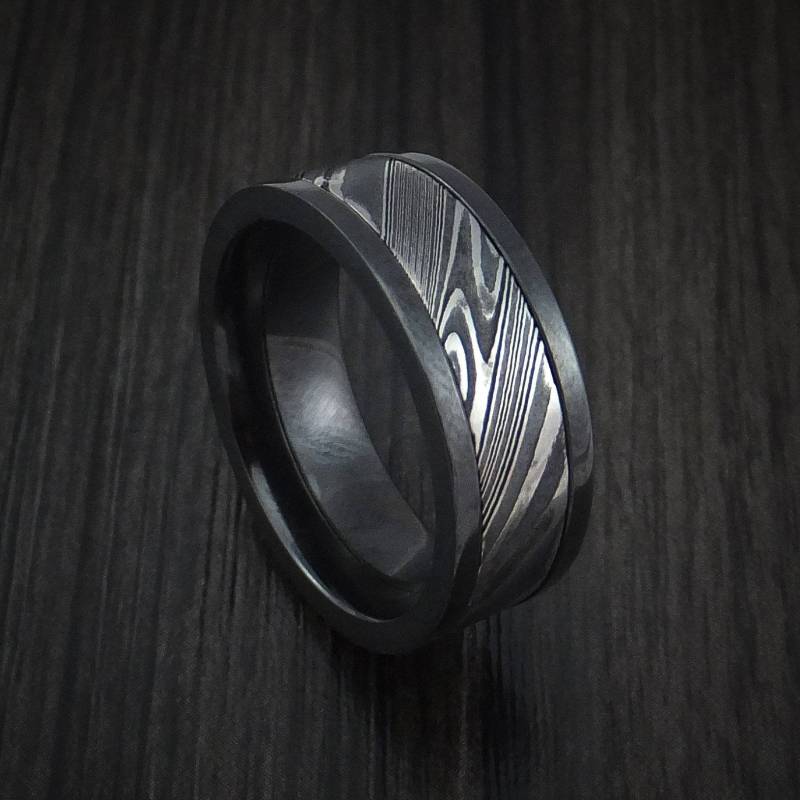 Angefertigter Ring Aus Schwarzem Zirkon Und Kuro Damast Stahl Band von RevolutionRings