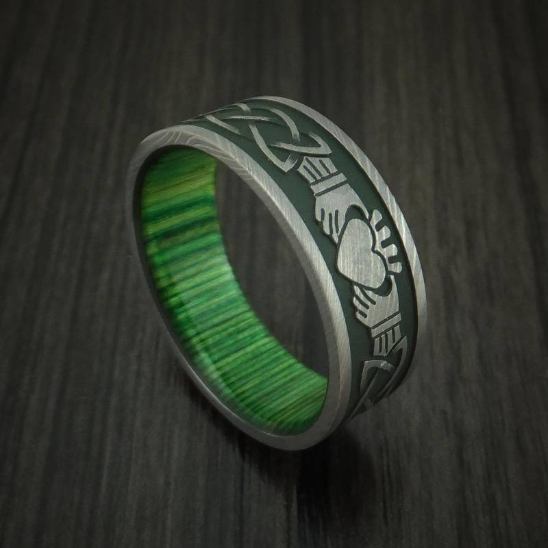 Damast Stahl Claddagh Ring Mit Jade Holz Ärmel Nach Maß von RevolutionRings