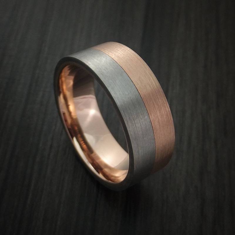 Ein Schlichter Und Dennoch Eleganter Ring Aus Titan Gold Mit Solidem 14 Karat Roségold-Innenfutter von RevolutionRings