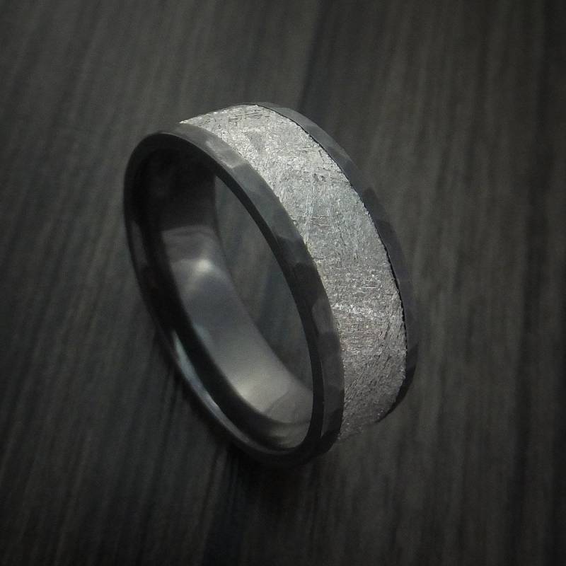 Handgemachter Ring Aus Schwarzem Zirkon Mit Gibeon Meteorit Inlay von RevolutionRings