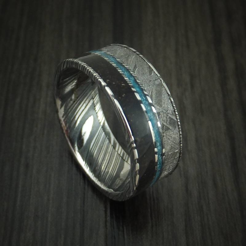 Kuro Damast Stahl Schwarz Dinosaurier Knochen Und Gibeon Meteorit Ring Mit Türkis Inlay Custom Made Fossilien Band von RevolutionRings