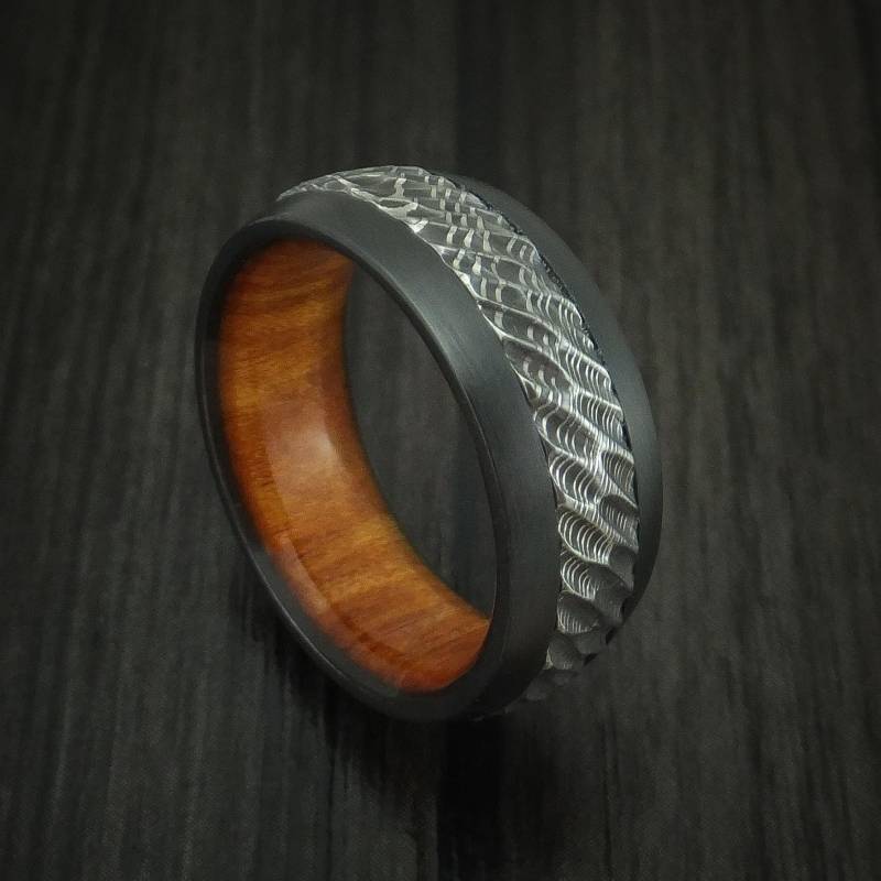 Ring Aus Schwarzer Zirkon Und Damast Stahl Mit Baumrinde Geschnitztes Finish Osage Orange Hartholz Hülle Nach Maß Band von RevolutionRings