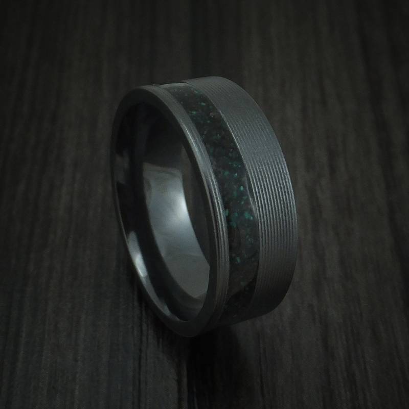 Schwarze Zirkonium Und Schwarzer Dinosaurier Knochen Mit Malachit Ring Custom Made Fossilien Band von RevolutionRings