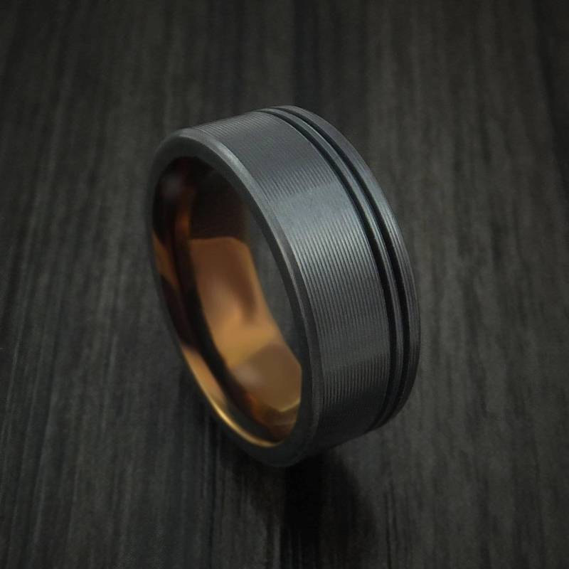 Schwarzer Ring Mit Zirkoniumprägung Und Bronze Eloxiertem Zentrum von RevolutionRings