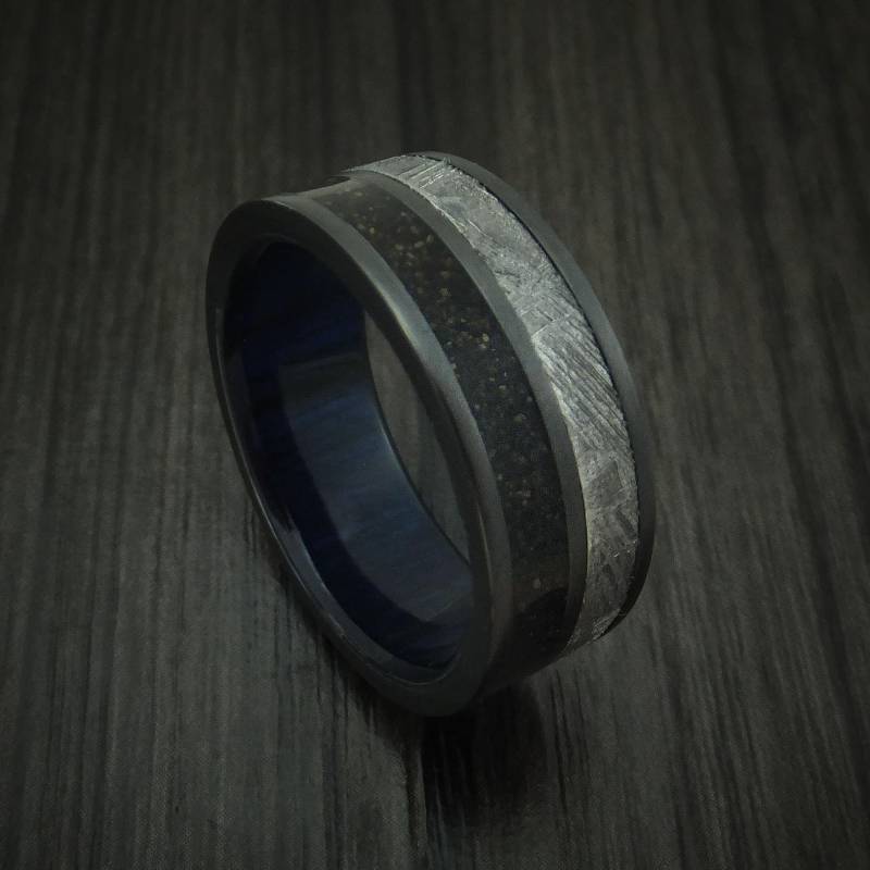 Schwarzer Zirkonium Dinosaurier Knochen Und Gibeon Meteorit Ring Mit Holz Hülsen Custom Made Fossilien Band von RevolutionRings