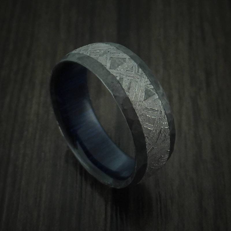 Schwarzer Zirkonium Gehämmerter Ring Mit Gibeon Meteorit Inlay Und Holzhülse Nach Maß von RevolutionRings