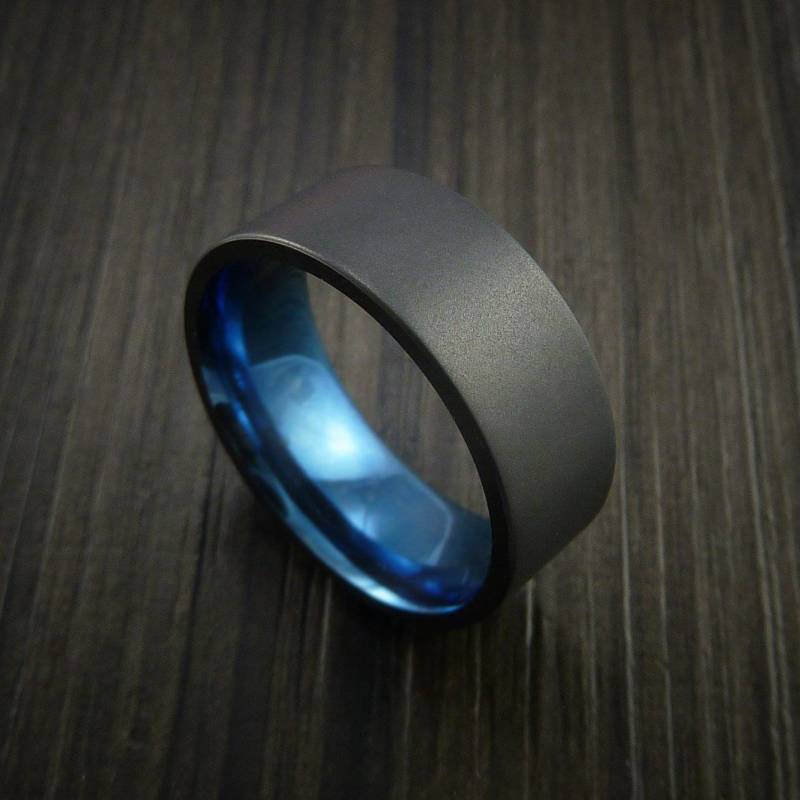 Schwarzer Zirkonring Mit Traditionellem Blau Eloxiertem Innenraum von RevolutionRings