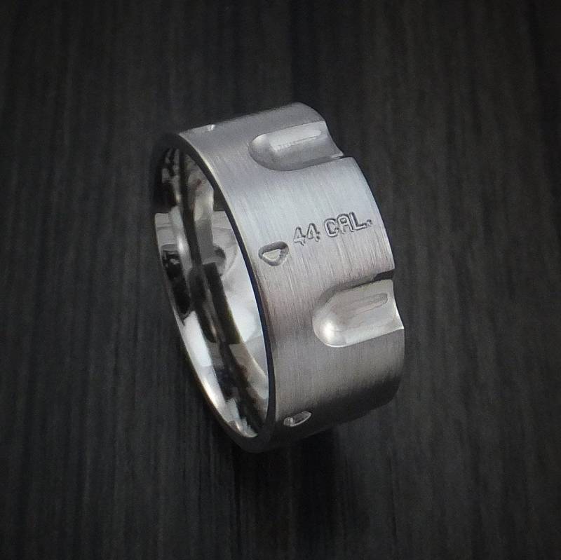 Titan Revolver Ring .44 Kaliber Maßgeschneiderte Band von RevolutionRings