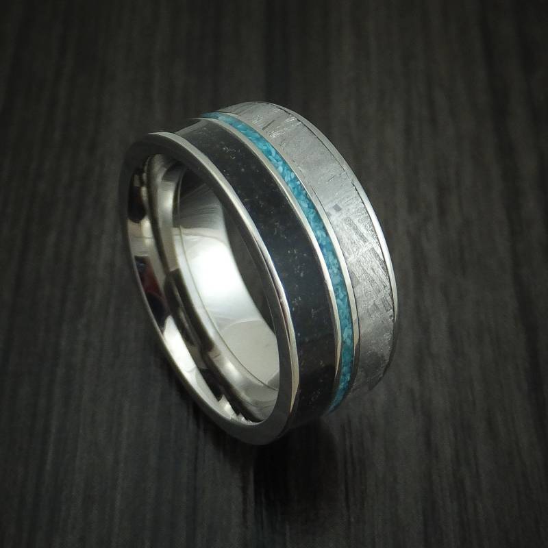 Titan Schwarzer Dinosaurier Knochen Und Gibeon Meteorit Ring Mit Türkis Inlay Custom Made Fossilien Band von RevolutionRings