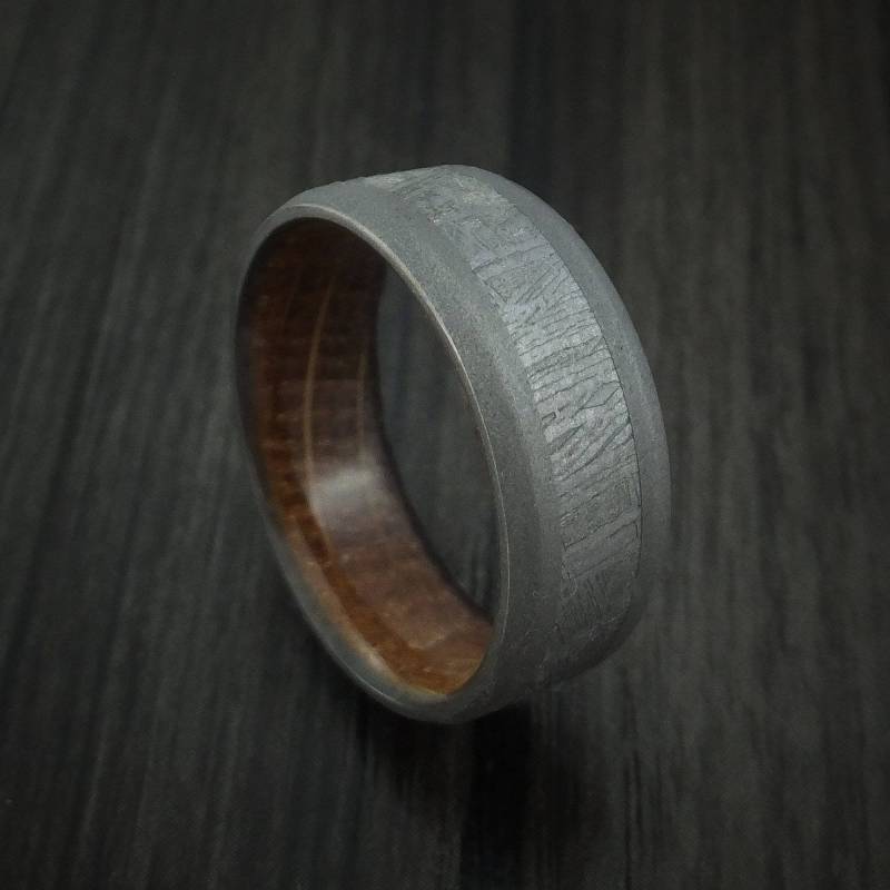 Titan Und Gibeon Meteorit Band Mit Whisky Fass Holz Ärmelband Nach Maß von RevolutionRings