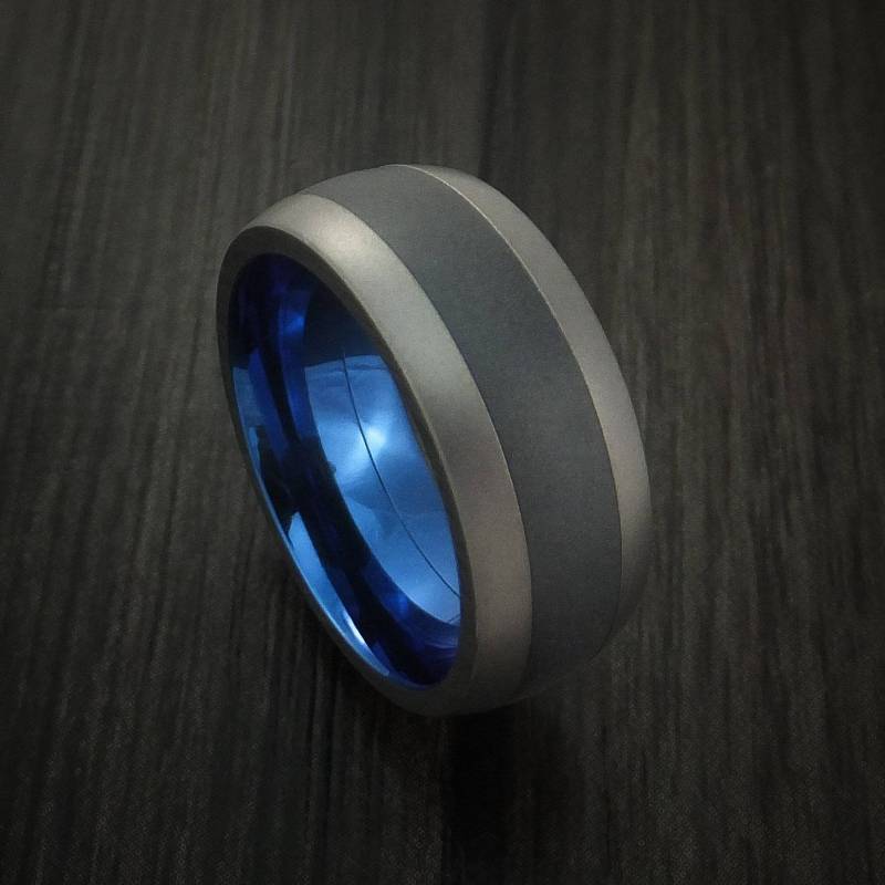 Titan Und Schwarze Zirkonium Inlay Blau Eloxierte Innenseite Benutzerdefinierten Ring, Der Zu Jeder Größe Jedem Finish Hergestellt Werden von RevolutionRings