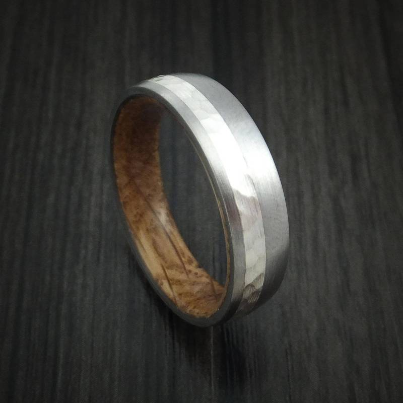 Titan Und Silber Ring Mit Whisky Fass Holz Hülse Gehämmert Ehering Nach Maß von RevolutionRings