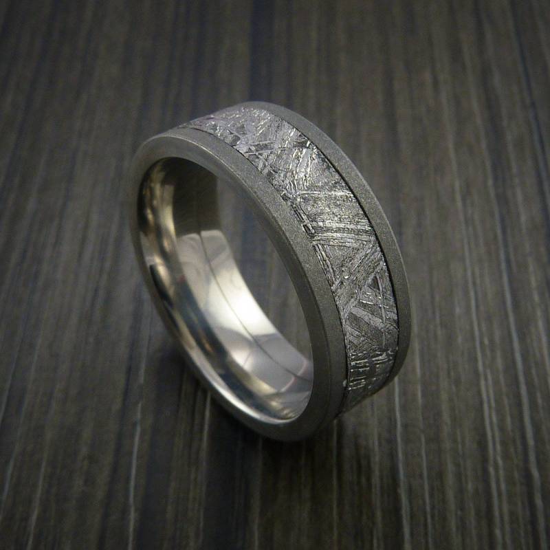 Titanring Mit Gibeon Meteorit Inlay Nach Maß von RevolutionRings