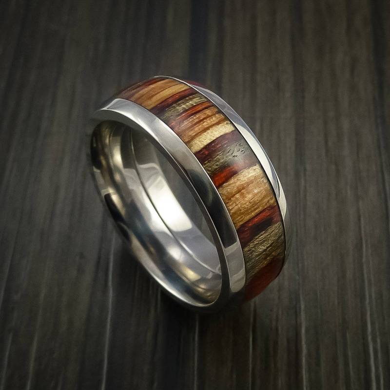 Titanring Mit Haselnuss Holz Inlay Nach Maß von RevolutionRings