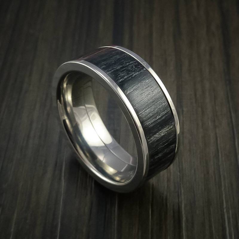 Titanring Mit Holzkohle Inlay Nach Maß von RevolutionRings