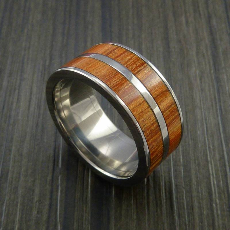 Titanring Mit Osage Orange Hartholz Inlays von RevolutionRings