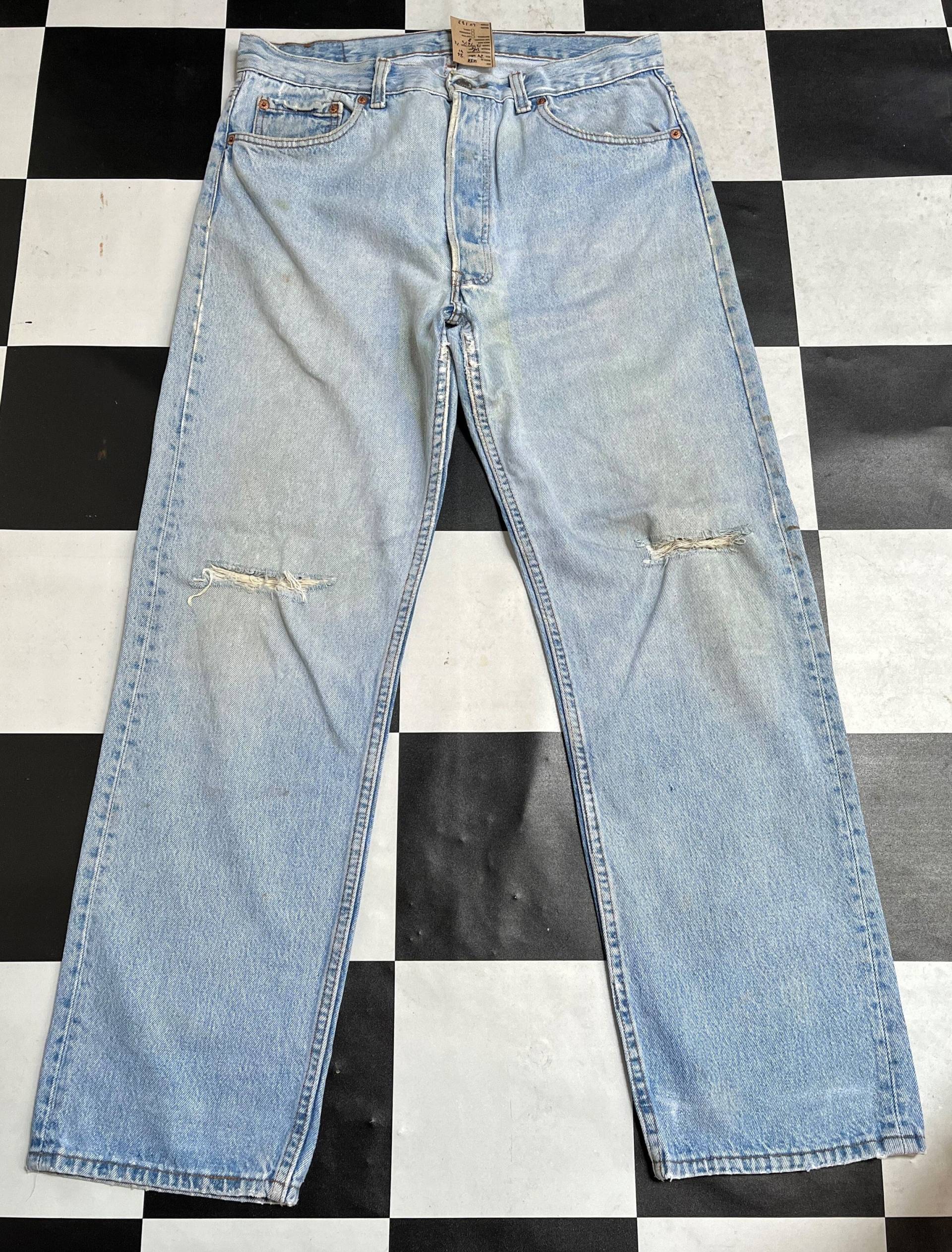 Vintage 90Er Jahre Levis 501 Jeans Made in Usa Distressed Hellblau Denim Männer Taille 34 von RezekiShopRoom