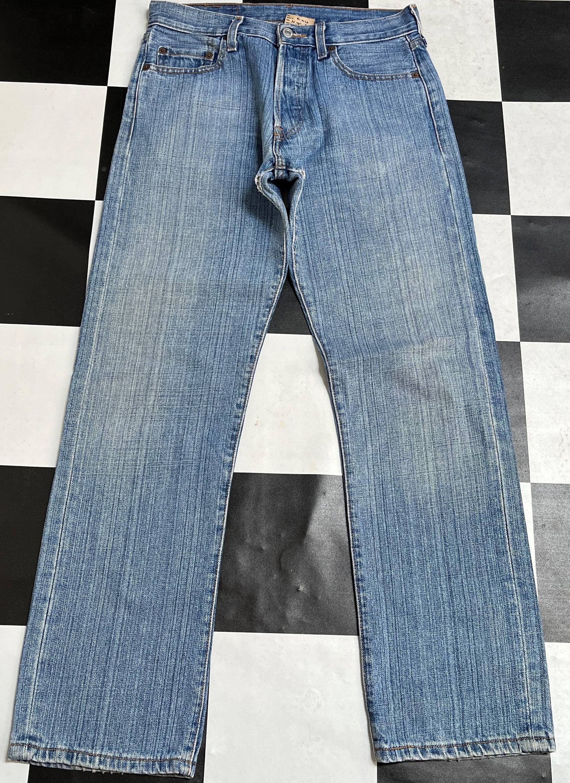 Vintage Levis 501 Jeans, Blue Denim, Verblasste Distressed Männer Jeans Taille 30 von RezekiShopRoom