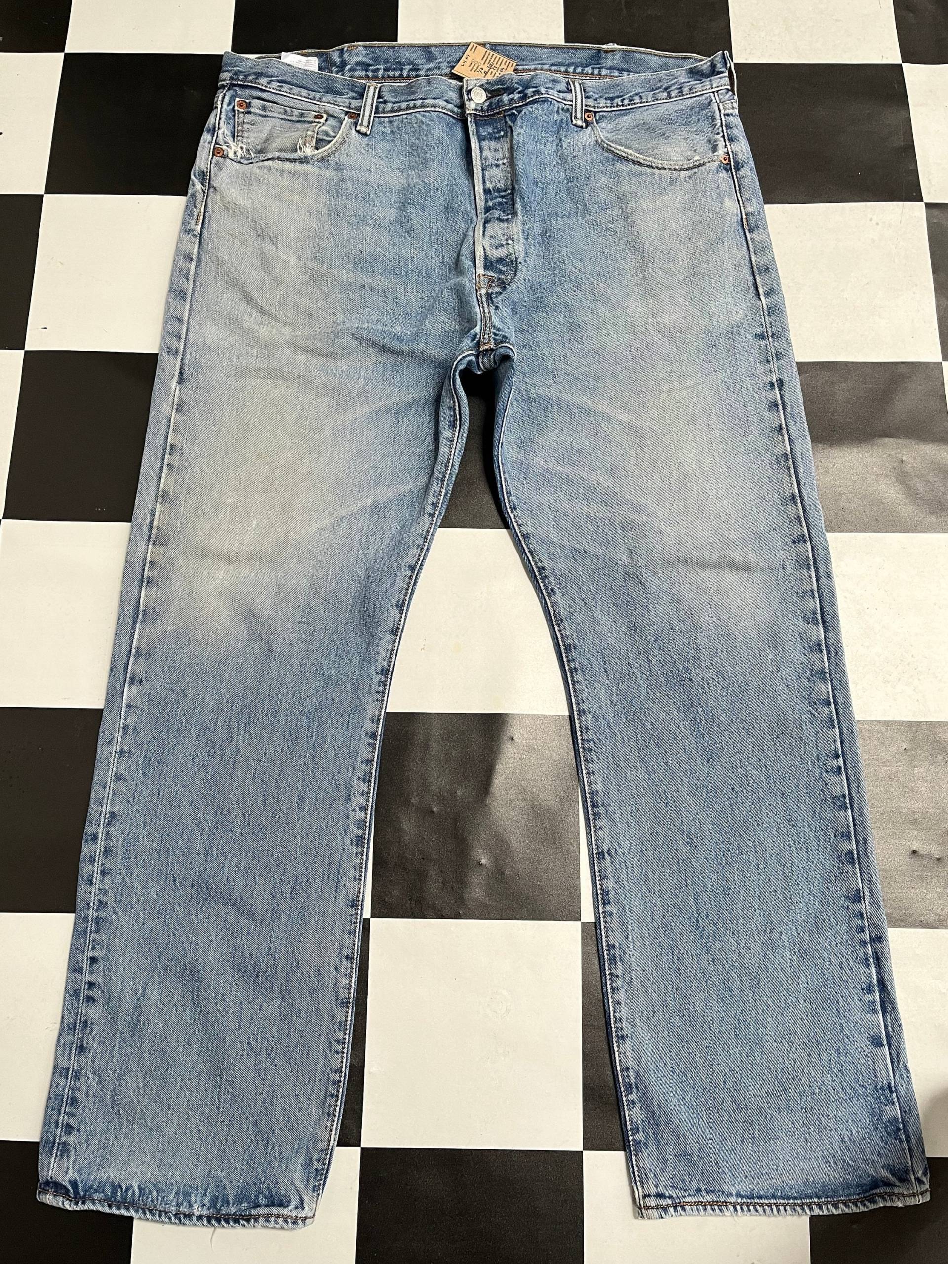 Vintage Levis 501 Jeans, Distressed Verblasste Blue Denim Herren Herren, Taille 43 von RezekiShopRoom