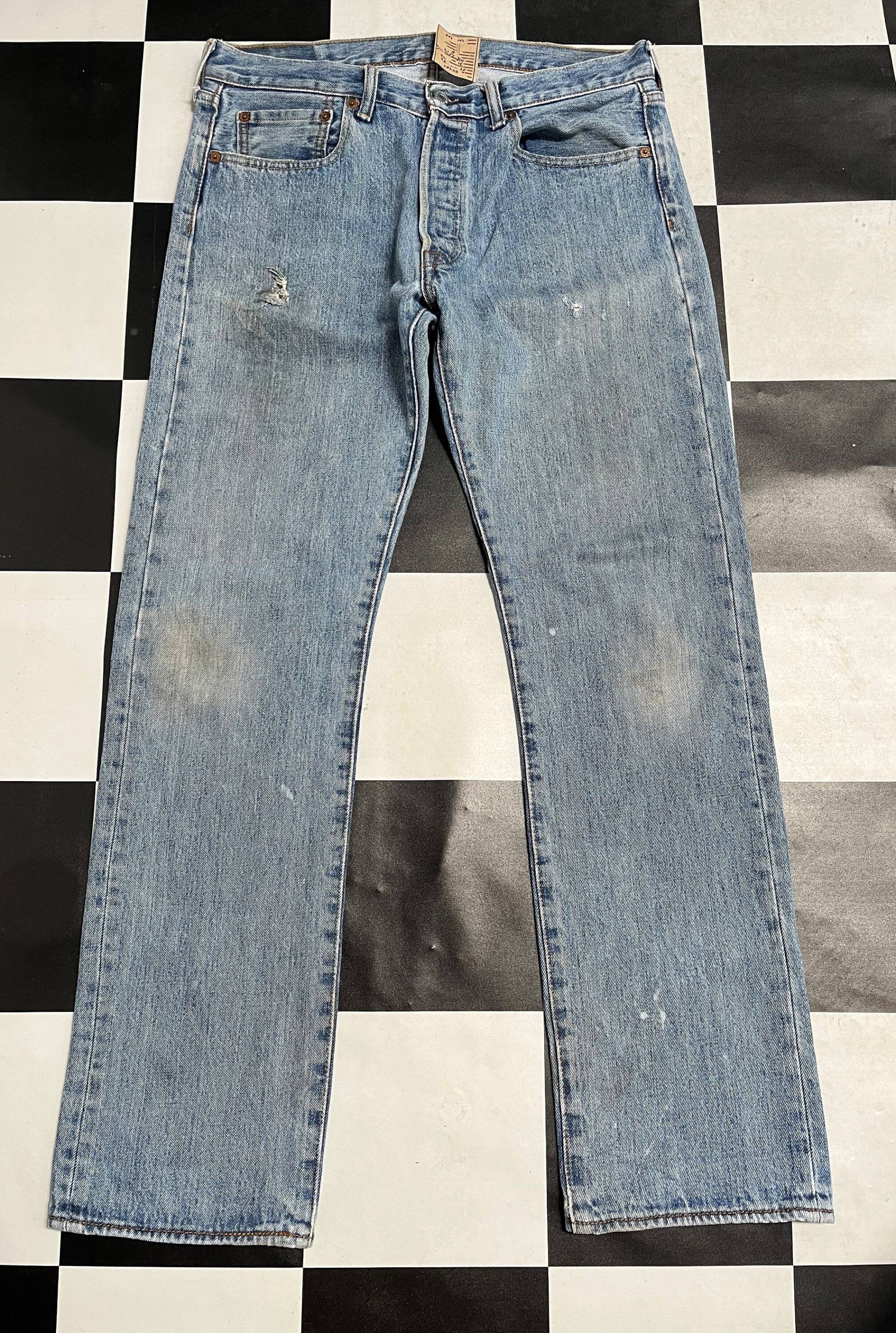 Vintage Levis 501 Jeans Distressed Denim Blau Männer 90Er Jahre Taille 34 von RezekiShopRoom