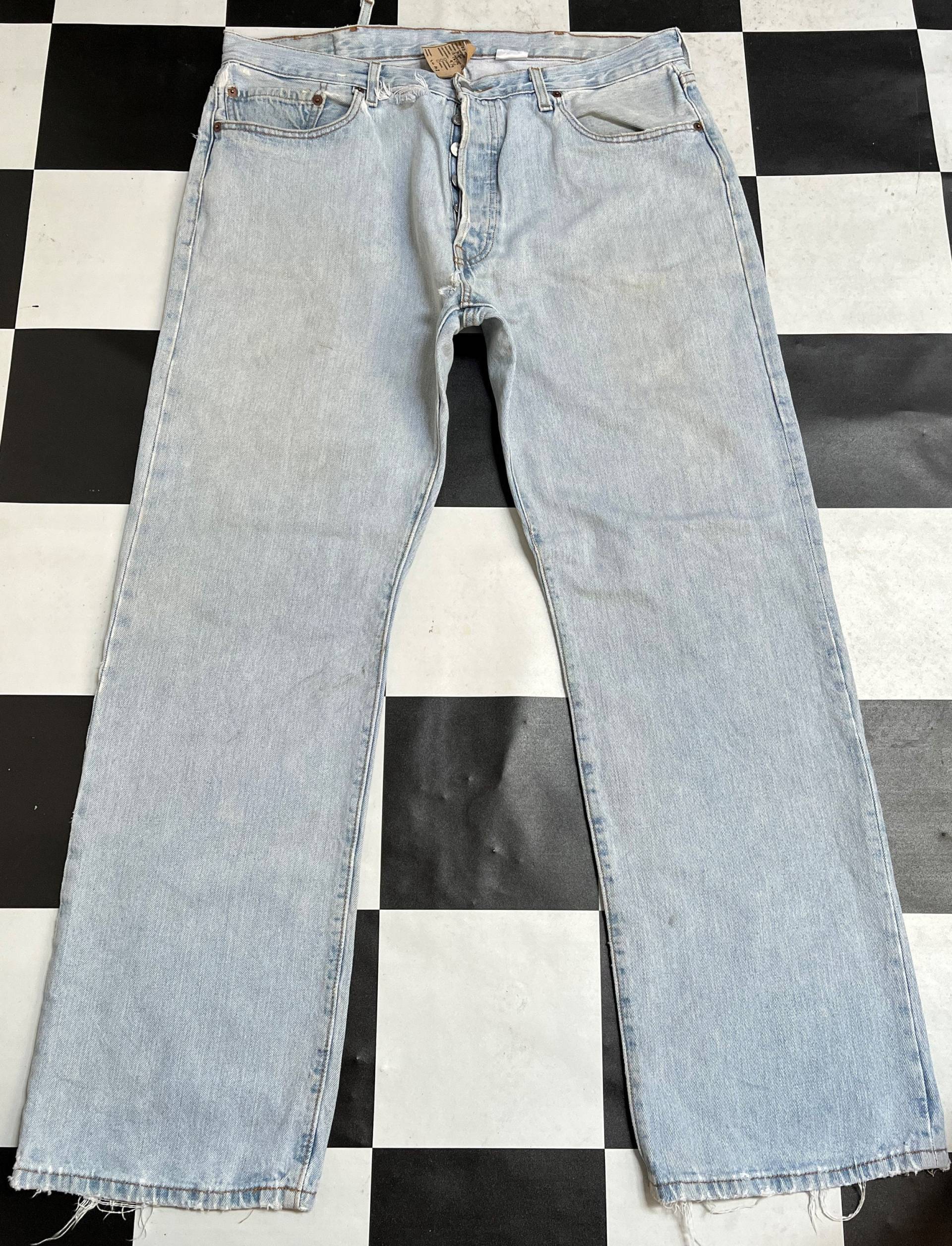 Vintage Levis 501 Jeans Hellblaue Zerrissene Distressed Denim Männer Taille 38 von RezekiShopRoom