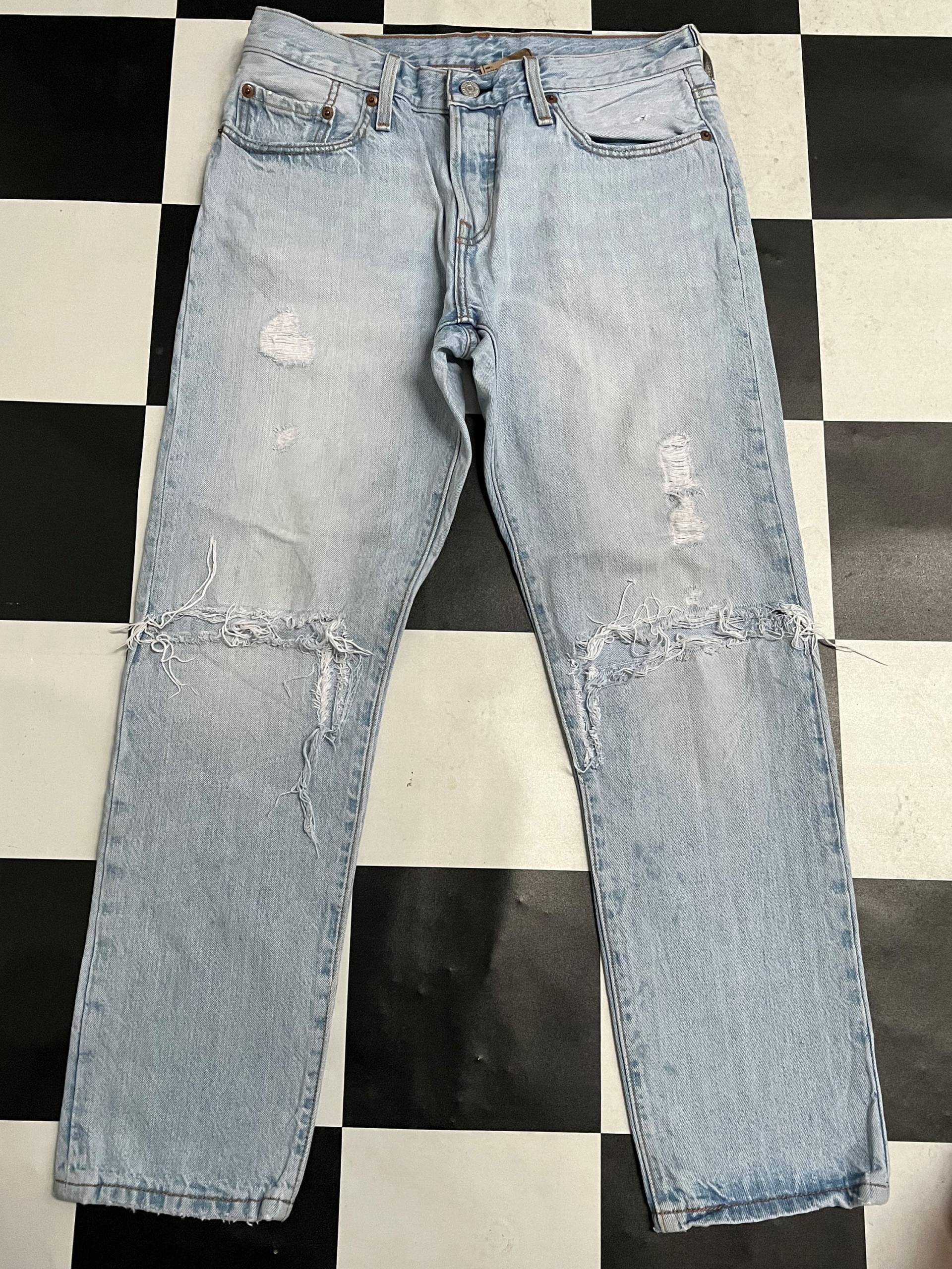 Vintage Levis 501 Light Wash Jeans, Distressed Hellblaue Herrenjeans, Herren, Taille 27 von RezekiShopRoom